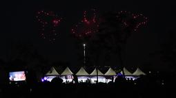 Pada tanggal 17 Juni pukul 20:30 KST, BTS merayakan hari jadi debut ke-10 mereka dengan pertunjukan kembang api selama 30 menit. (AP Photo/Lee ​​Jin-man)