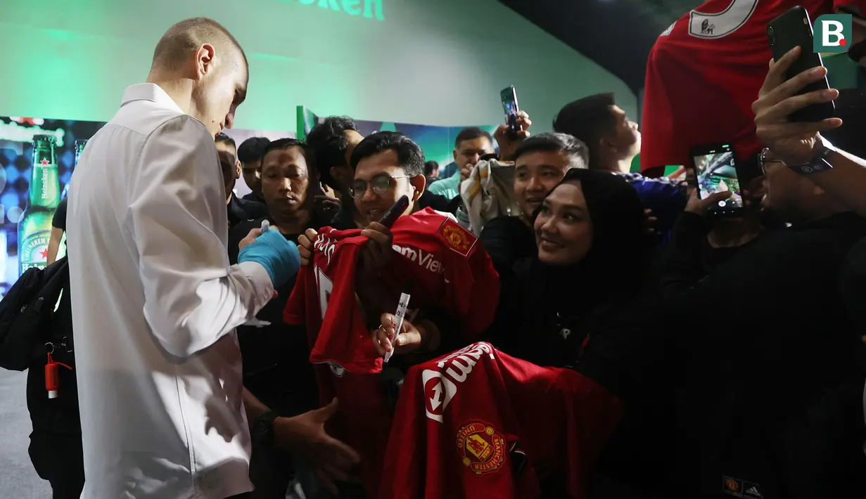 Mantan bintang Manchester United, Nemanja Vidic memberikan tanda tangan kepada fans saat hadir dalam acara bertajuk Meet The UEFA Champion League Trophy and Legends di MGP Space SCBD, Jakarta, Sabtu (27/4/2024). (Bola.com/M iqbal Ichsan)