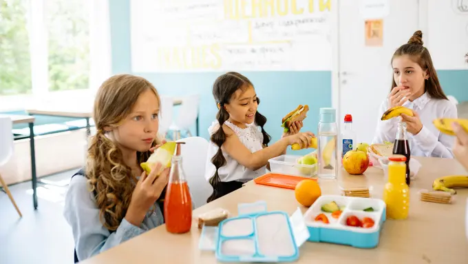 Ilustrasi anak-anak sedang makan siang