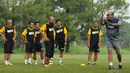 Instruktur pelatih AFC, Narayanan Sivaji Nair (kanan) memberikan materi kepelatihan kepada 24 pelatih lokal yang mengikuti kursus kepelatihan lisensi B AFC di Sawangan, Depok, Jawa Barat (5/12/2014). (Liputan6.com/Helmi Fithriansyah)