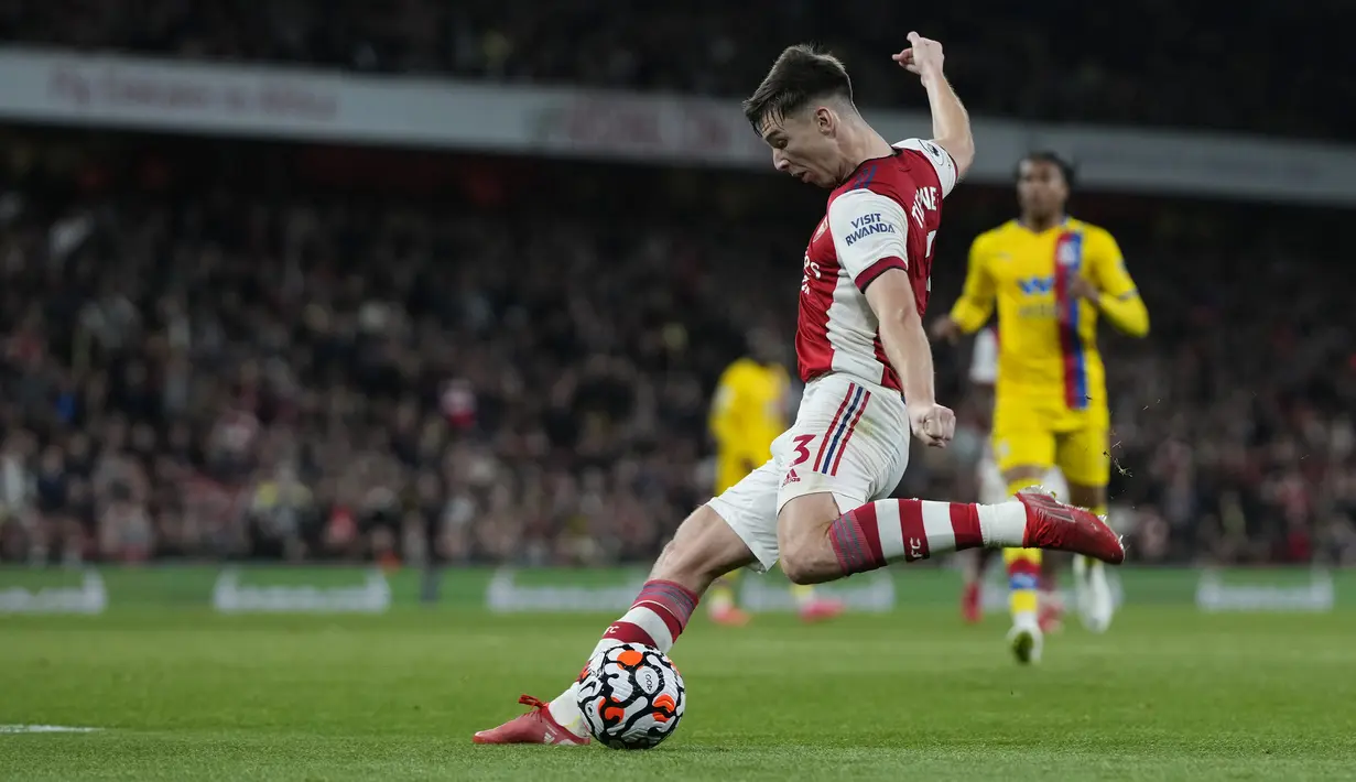 Arsenal hampir menyamakan skor pada menit ke-86. Tembakan kaki kiri Kieran Tirney masih membentur mistar gawang Vicente Guaita. (AP/Alastair Grant)