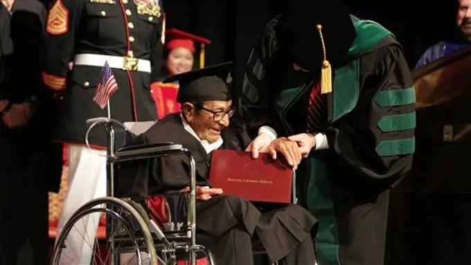 Karena Kerja, Kakek Ini Baru Bisa Sarjana 63 Tahun Kemudian