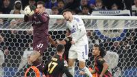Penjaga gawang Manchester City, Ederson menangkap bola di depan pemain FC Copenhagens, Kevin Diks selama pertandingan lanjutan grup G Liga Champions di Stadion Parken di Kopenhagen, Denmark, Selasa 11 Oktober 2022. FC Copenhagen bermain imbang atas City 0-0. (Liselotte Sabroe/Ritzau Scanpix via AP)