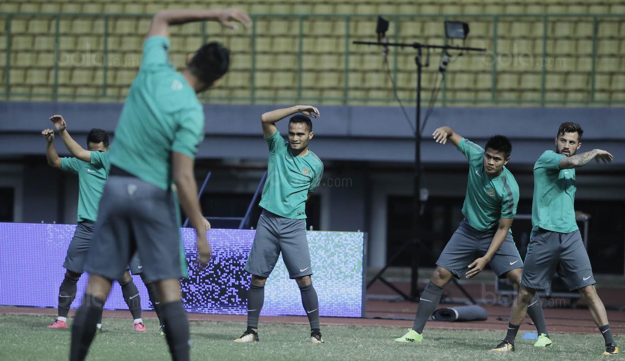 Pemain Timnas Indonesia saat mengikuti sesi latihan jelang laga melawan Fiji di Stadion Patriot, Bekasi, Jumat, (1/9/2017). Indonesia akan menjalani laga Persahabatan melawan Fiji. (Bola.com/M Iqbal Ichsan)
