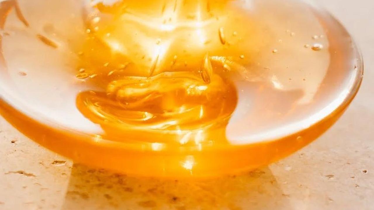 Madu telah lama dikenal sebagai bahan alami yang memiliki segudang manfaat bagi kesehatan manusia.