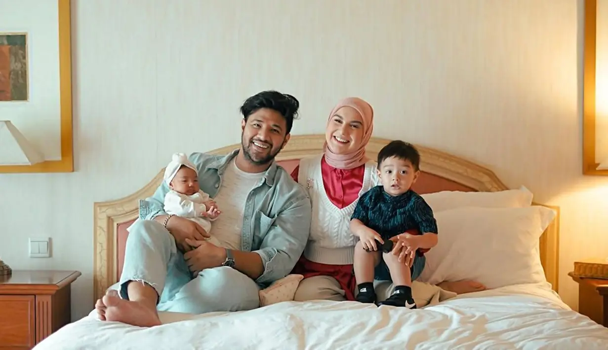 Menghabiskan waktu bersama dengan keluarga, Irish Bella dan Ammar Zoni yang kini sudah memiliki dua buah hati ini pun tengah menikmati family time. Dalam media sosial Instagramnya, keduanya memperlihatkan momen saat menginap disebuah hotel yang ada di Jakarta. (Liputan6.com/IG/@_irishbella_)