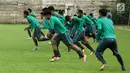 Timnas Indonesia U-19 kembali jalani latihan di Stadion Pandomar, Yangon, Minggu (10/9). Latihan ini ditujukan sebagai persiapan menghadapi Vietnam yang akan bertanding pada 2017 pada Senin (11/9) mendatang. (Liputan6.com/Yoppy Renato)