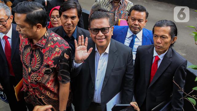 Tunjukkan Buku Tentang Hak dan Kewajiban Tersangka/Terdakwa Tindak Pidana Korupsi, Sekjen PDIP Hasto Kristiyanto Siap Diperiksa Penyidik KPK