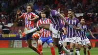 Pemain tengah Atletico Madrid asal Spanyol Marcos Llorente dan pemain depan Real Valladolid asal Senegal Mamadou Sylla berebut bola selama pertandingan sepak bola liga Spanyol antara Club Atletico de Madrid dan Real Valladolid FC di Stadion Metropolitano di Madrid pada 14 April 2025.Pierre-Philippe MARCOU / AFP