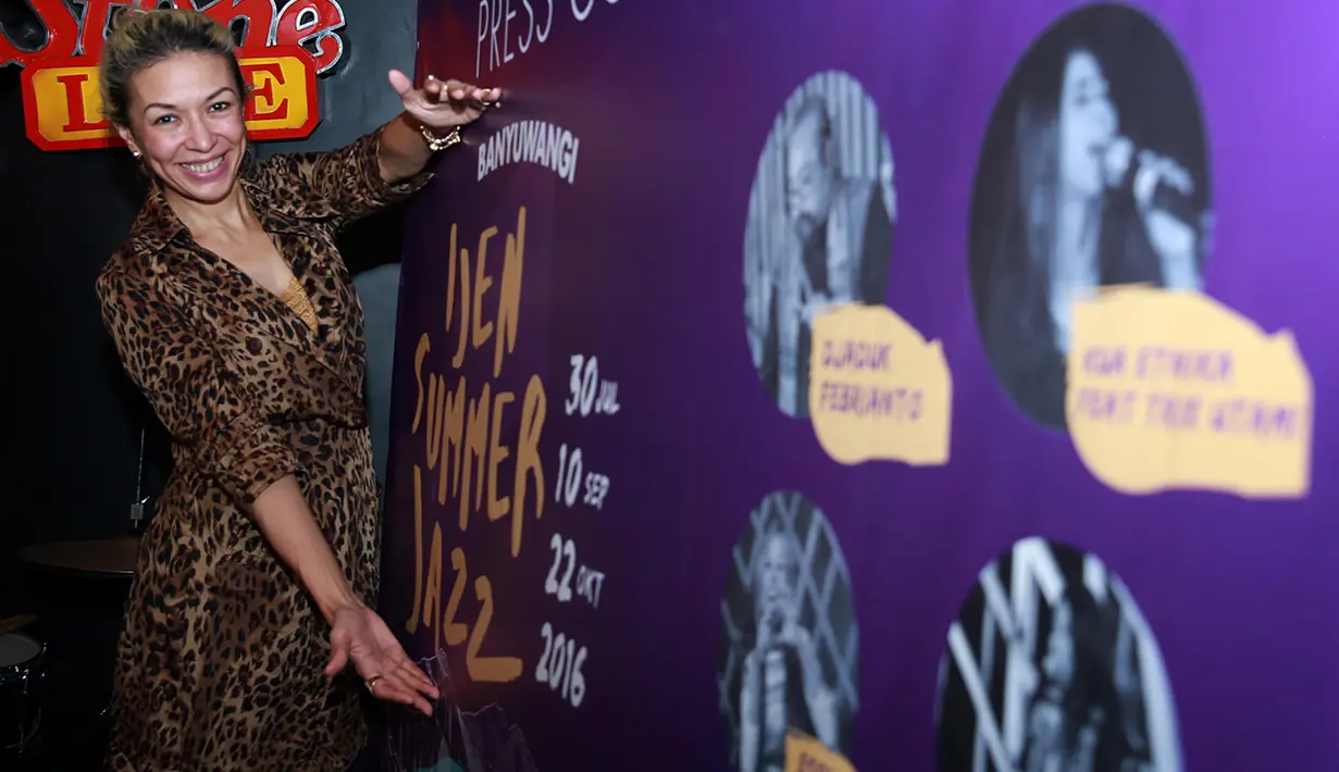 "Kalo bahan, saya dan temen-temen bakalan bawain komposisi dari standar jazz tapi juga bawain dari lagu Syaharani & Queenfireworks. Ada warna-warna bluesnya juga dan bisa kita kombinasikan," tandasnya. (Deki Prayoga/Bintang.com)