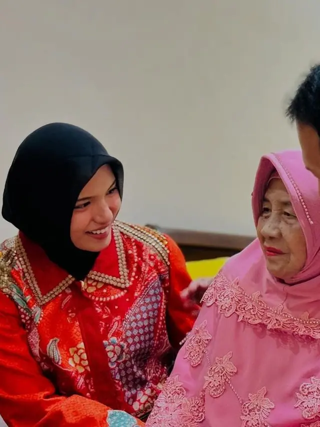 Zahwa Nadhira Sungkem Ibu Mahfud MD