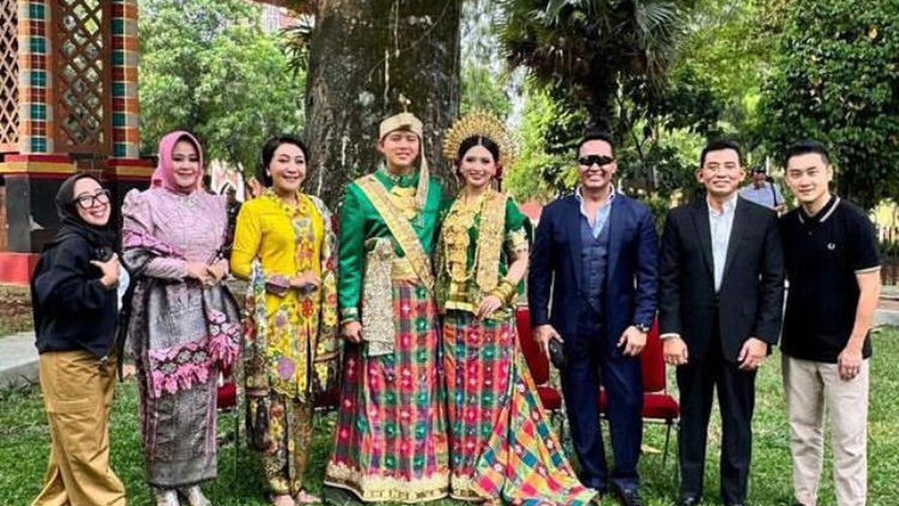 Momen prewedding keduanya juga tampak ditemani oleh keluarga masing-masing. <br>