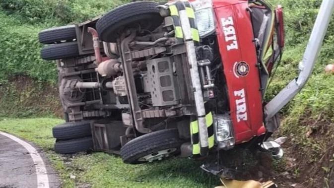 Misi Damkar Padamkan Api Berujung Kecelakaan, Mobil Terguling di Jalur Selatan Cianjur