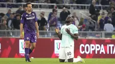 Penyerang Inter Milan Romelu Lukaku berselebrasi pada akhir laga final Coppa Italia 2022/2023 usai mengalahkan Fiorentina di Stadio Olimpico, Kamis (25/5/2023) dini hari WIB. (AP Photo/Andrew Medichini)