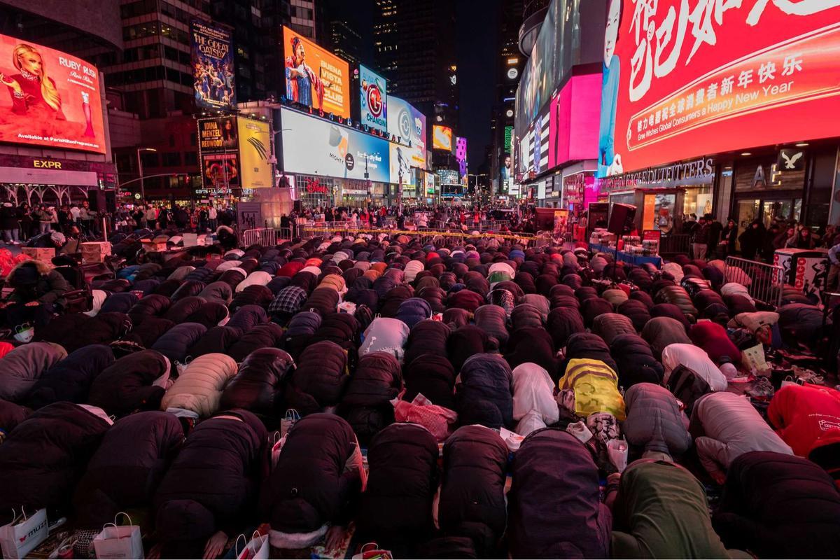 Umat Islam salat tarawih di jalanan New York