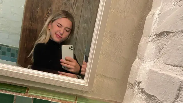 Foto selfie Eve Jobs dengan iPhone-nya (Foto: Instagram @evejobs).