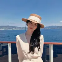 Dalam unggahan tersebut, Song Hye Kyo memperlihatkan keseimbangan sempurna antara bekerja dan berlibur. Latar laut biru yang tenang, dek kapal yang mewah, hingga suasana santai di bawah sinar matahari menjadi pelengkap sempurna bagi penampilannya yang effortless namun tetap sophisticated. [Dok/@kyo1122].