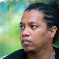 "Di film, dalam berperan saya selalu ambil dari 2 sisi. Sisi ketertinggalannya, sama upaya dan tekad kami untuk terus maju. Saya pikir sih di film ini ada dua-duanya," ucap Arie Kriting. (Adrian Putra/Bintang.com)