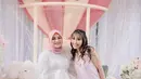 Model dan presenter Ayu Dewi juga turut menghadiri acara baby shower Aurel. Perempuan 37 tahun ini tampil manis mengenakan sleeveless dress warna pink dan sneakers. (Instagram/aurelie.hermansyah).