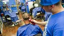 Pemilik salon 'Rob the Original', Rob Ferrel, menyelesaikan ukiran wajah Lionel Messi pada rambut pelanggannya, jelang laga 16 besar Piala Dunia 2014 antara Argentina vs Swiss, di San Antonio, Texas, (30/6/2014). (REUTERS/Ashley Landis)