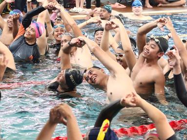 Sejumlah perserta tampak antusias mengikuti 1st Nika Fun Relay Swimming Championships 2025 di Nika Training Pool, Bintaro, Jakarta, Minggu (7/12/2025). (Dok. Akuatik Indonesia)