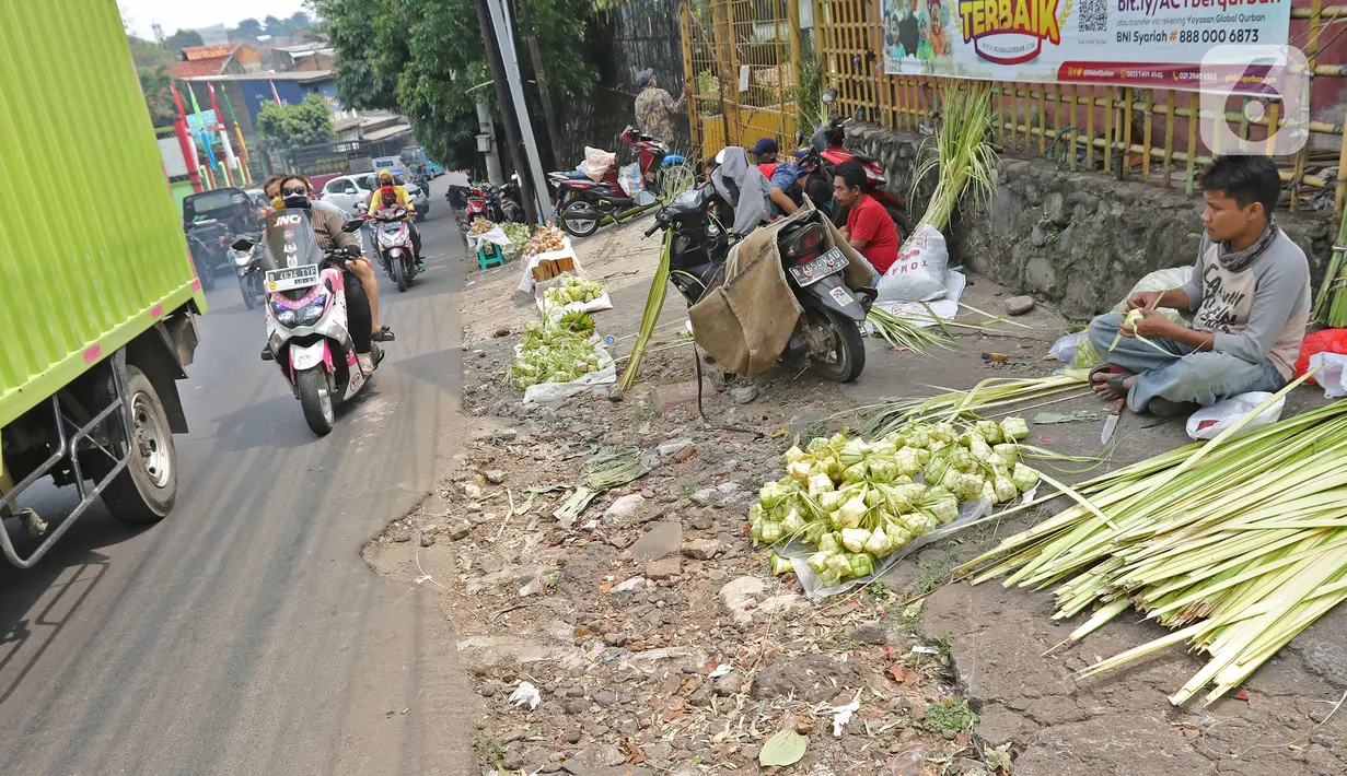 Pedagang menyelesaikan pembuatan kulit ketupat di kawasan Cibubur, Jakarta, Rabu (30/7/2020). Pedagang musiman menjelang Idul Adha tersebut menjual kulit ketupat dengan harga Rp 10 ribu, sedangkan ketupat yang siap untuk dihidangkan seharga Rp 30 ribu. (Liputan6.com/Herman Zakharia)