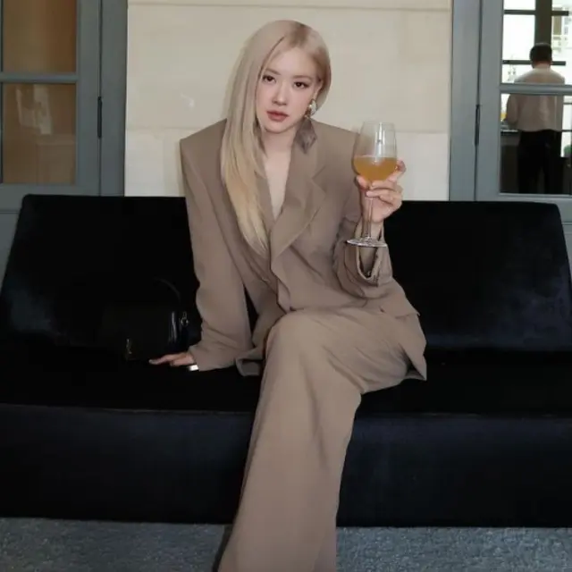 Fashionable! Ini Dia Rekomendasi Outfit Ala Rosé BLACKPINK yang Bikin Kamu Dilirik Orang