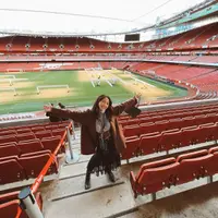 Outfit inipun ditutup dengan sepatu boots [instagram/hestipurwadinata]