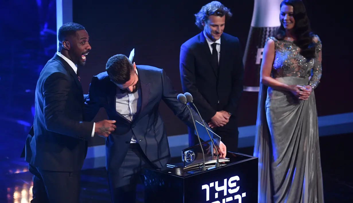 Aktor Inggris Idris Elba memberikan ucapan setelah penyerang Arsenal, Olivier Giroud meraih penghargaan Puskas Award 2017 lewat gol kalajengkingnya dalam rangkaian FIFA The Best Award 2017 di The London Palladium, Senin (23/10). (Ben STANSALL/AFP)