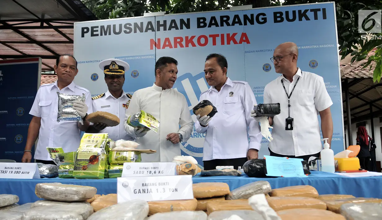 Kepala BNN Komjen Pol Heru Winarko, Dubes Sri Lanka untuk Indonesia Dharsana Perera dan Deputi Bidang Pemberantasan BNN Irjen Pol Arman Depari menunjukkan barang bukti saat rilis di BNN, Jakarta, Selasa (12/3). (merdeka.com/ Iqbal S. Nugroho)
