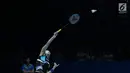Tunggal putri Taiwan, Tai Tzu Ying melakukan smesh ke arah pebulu tangkis China, Chen Yufei saat Final Indonesia Open 2018 di Istora GBK, Jakarta, Minggu (8/7). Tai Tzu Ying menang 21-23 21-15 21-9. (Liputan6.com/Helmi Fithriansyah)
