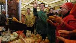 Menteri Agraria dan Tata Ruang Ferry Mursyidan Baldan (tengah) saat meninjau salah satu stand Agrinex Expo 2016 di Jakarta Convention Centre, Jumat (1/4/2016). Pameran agri bisnis ini akan berlangsung hingga Minggu (3/4). (Liputan6.com/Helmi Fithriansyah)