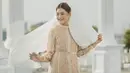 <p>Kenakan semi abaya dengan material tille, gaya manis Kahiyang Ayu begitu memikat. [Foto: Instagram/ Kahiyang Ayu]</p>