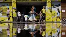Orang-orang dengan masker melintasi toko resmi Tour de France 2020 di kota Nice, French Riviera, Rabu (26/8/2020). Ajang balap sepeda lintas kota di Prancis ini akan dimulai dari kota Nice pada 29 Agustus hingga 20 September di bawah bayang-bayang ‘gelombang kedua’ COVID-19. (Kenzo Tribouillard/AFP)