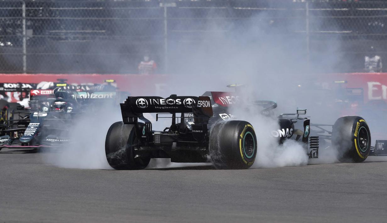 Nasib nahas dialami Valtteri Bottas yang meraih pole position pada balapan ini. Setelah start Bottas mengalami insiden dengan Ricciardo di tikungan 1 sehingga harus terjun ke posisi 18. (AFP/Alfredo Estrella)