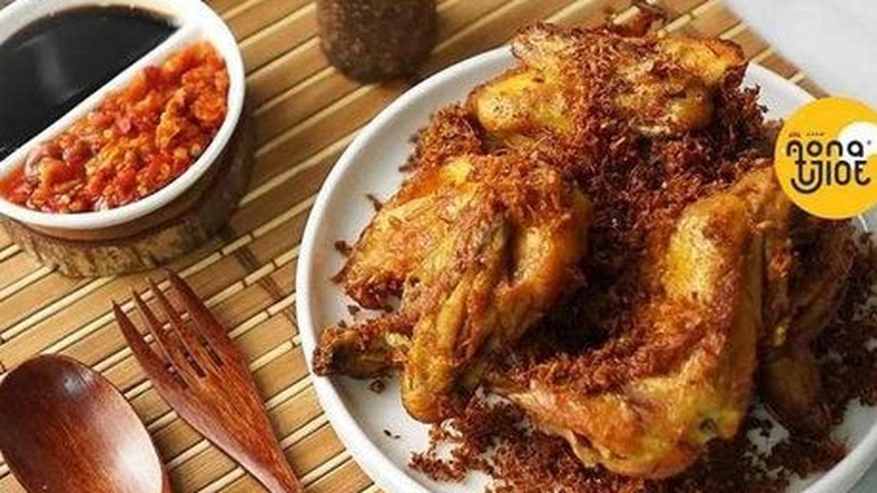 Ayam penyet yang sering ditemui di resto ataupun warung pinggir jalan, merupakan yang dibumbui dengan sejumlah rempah-rempah kemudian digoreng.