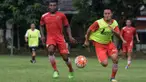 Pemain asing Persija Jakarta, Ishikayya Ryota dan Djibril Coulibaly (kiri), berebut bola saat latihan jelang laga TSC 2016 melawan Persela Lamongan di Lapangan Villa 2000, Tanggerang Selatan, Banten, Selasa (13/9/2016). (Bola.com/Vitalis Yogi Trisna)