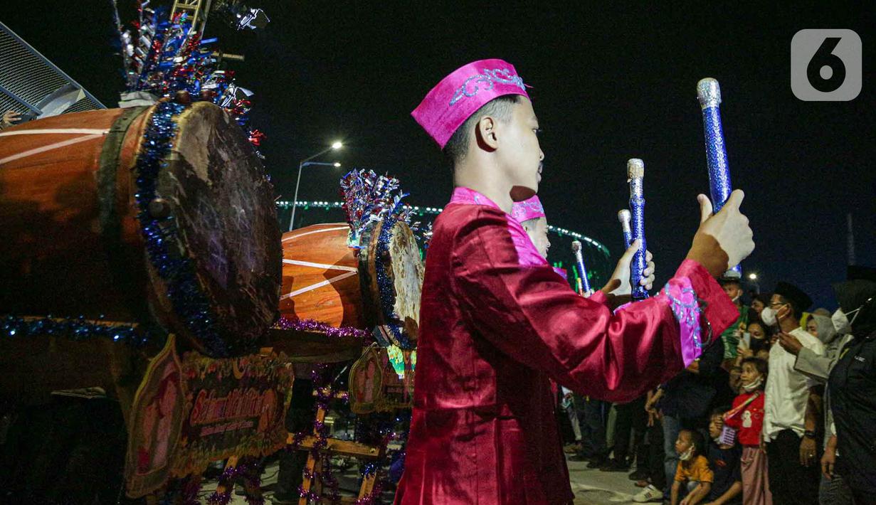<p>Peserta mengikuti Festival Tabuh Bedug Malam Takbiran di Jakarta International Stadium (JIS), Jakarta, Minggu (1/5/2022). Pemerintah Provinsi DKI Jakarta menyelenggarakan Festival Beduk bertepatan dengan malam menyambut Idul Fitri 1443 Hijriah. (Liputan6.com/Faizal Fanani)</p>