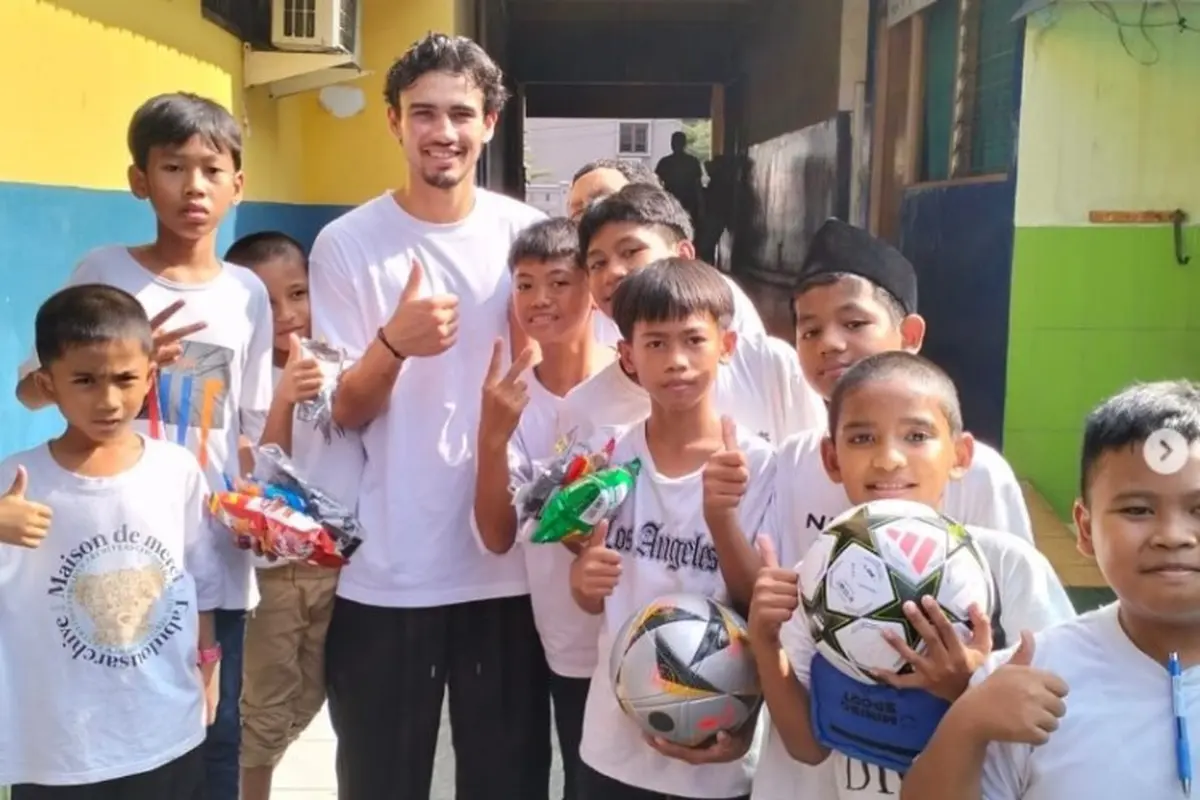 Jelang Laga Timnas Indonesia vs Arab Saudi, Nathan Tjoe-A-On Kunjungi Panti Asuhan