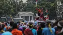 Massa yang tergabung dalam Aliansi Nelayan Indonesia berorasi saat menggelar unjuk rasa di depan Istana Merdeka, Jakarta, Selasa (11/7). Massa mendesak pembebasan nelayan Indonesia yang dikriminalisasi peraturan Menteri KKP. (Liputan6.com/Faizal Fanani)