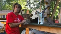 Chris Arsenault merupakan pendiri Happy Cat Sangtuary, sebuah penampungan kucing tanpa pamrih di Long Island, New York, Amerika Serikat.