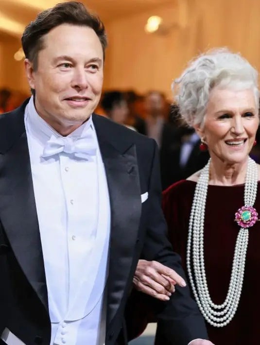 <p>Maye Musk sendiri dikenal sebagai model. Sudah puluhan tahun dia terjun ke dunia modelling. Bahkan di usia 72 tahun, Maye didapuk oleh desainer Philipp Plein untuk berjalan di catwalk Milan Fashion Week. (Instagram/tatlertaiwan).</p>