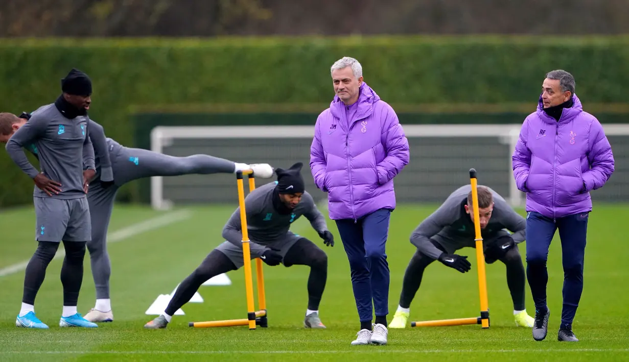 Ekspresi Manajer Tottenham Hotspur Jose Mourinho (tengah) saat mengawasi anak asuhnya berlatih jelang menghadapi Olympiakos pada matchday kelima Grup B Liga Champions di London, Inggris, Senin (25/11/2019). Tottenham Hotspur akan menghadapi Olympiakos pada 27 November 2019. (Tess Derry/PA via AP)