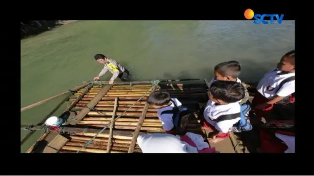 Aipda Ismet rela membantu puluhan siswa SDN 1 Bulano Ulu, Kabupaten Bone Bolango saat menyeberang sungai.