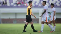 Wasit Ko Hyung-jin memberikan isyarat kepada pemain Borneo FC saat laga lanjutan BRI Super League 2025/2026 antara Persita melawan Borneo di Indonesia Arena, Tangerang, Banten, Jumat (09/01/2026). (Bola.com/Bagaskara Lazuardi)