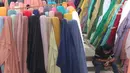 Pekerja menunggu pembeli kain di kawasan Tangerang, Banten, Sabtu (25/9/2021). Program Restrukturisasi Mesin/Peralatan tahun 2021 diluncurkan sebagai salah satu insentif bagi sektor industri tekstil dan produk tekstil untuk meningkatkan kinerja di masa pandemi. (Liputan6.com/Angga Yuniar)