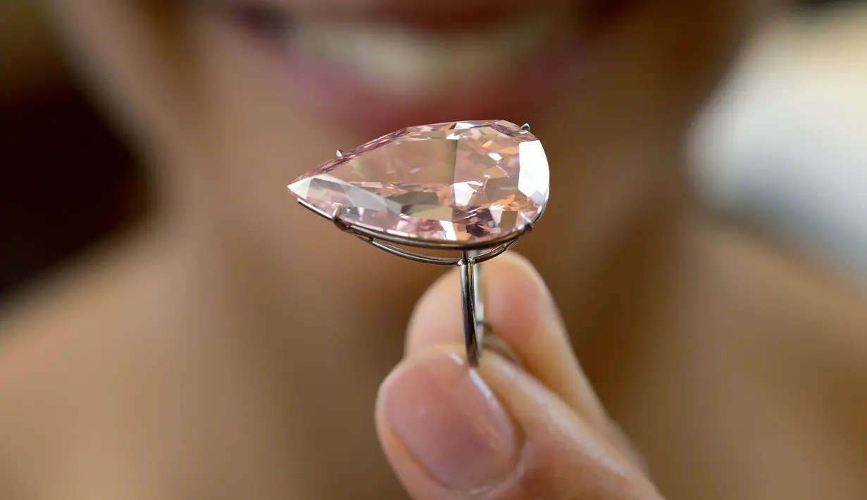 Berlian 'Unique Pink' diperlihatkan saat jumpa pers di rumah lelang Sotheby di Jenewa, Swiss, Senin (9/5). Berlian ini akan ditawar dengan perkiraan harga USD 28 juta - USD 38 juta atau sekitar Rp 374 M - Rp 506 M. (AFP Photo/Fabrice Coffrini)