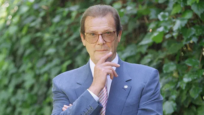 [Bintang] Roger Moore