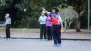 Seorang anak yang sedang bermain olahraga Petanque di Lapangan Latih Dua Kompleks 700th Anniversary of Chiang Mai Stadium, Kamis (11/12/2025).