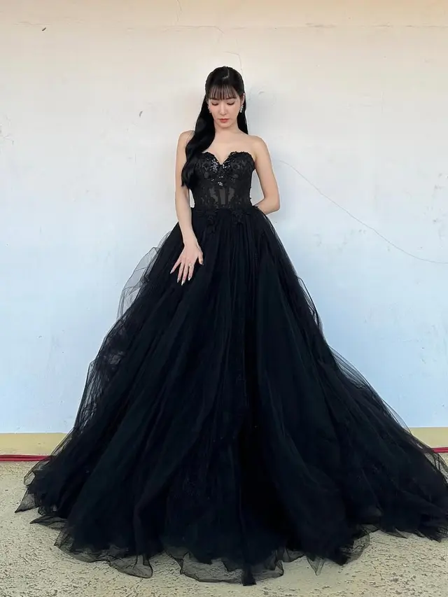 Tiffany Young Kenakan Ball Gown hitam. [@tiffanyyoungofficial]